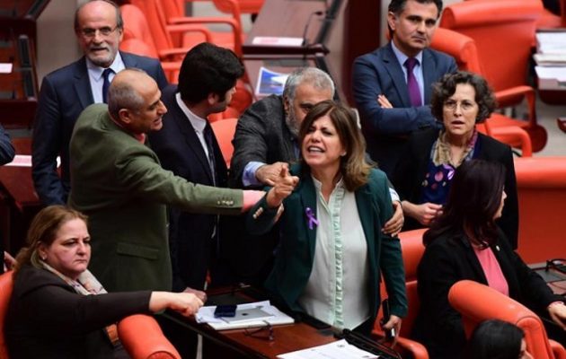 Ξύλο και μπουνιές στην τουρκική Βουλή για την επιχείρηση στην Εφρίν (βίντεο)