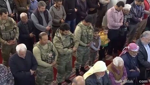 Στο τζαμί της κατεχόμενης Εφρίν προσευχήθηκαν οι στρατιώτες του Ερντογάν (φωτο)