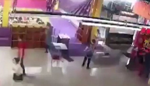 Δείτε τις εφιαλτικές σκηνές που εκτυλίχθηκαν στο μοιραίο εμπορικό κέντρο της Ρωσίας – “Ήταν φτιαγμένο από σ@@@ και άχυρα”