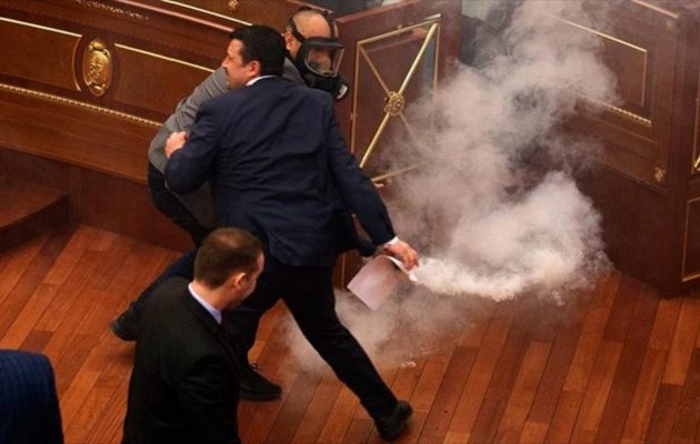 Βουλευτές έριξαν δακρυγόνα μέσα στο κοινοβούλιο του Κοσόβου (βίντεο)