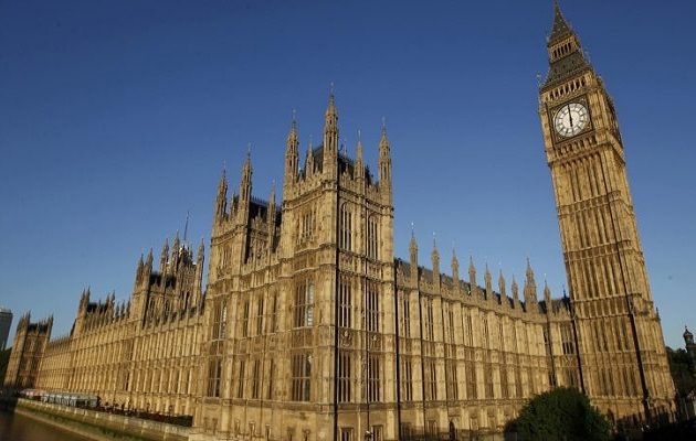 Βρέθηκε ύποπτη ουσία στο βρετανικό κοινοβούλιο – Δύο άτομα μεταφέρθηκαν στο νοσοκομείο