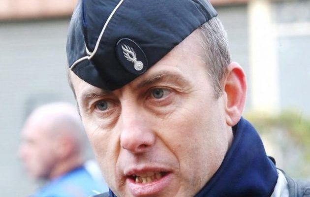 Γαλλία: Πέθανε ο αστυνομικός που πήρε τη θέση του ομήρου στο σουπερμάρκετ