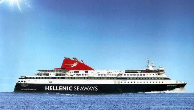 “Εγκλωβισμένο” το “Νήσος Χίος” με 460 επιβάτες στο λιμάνι της Σάμου