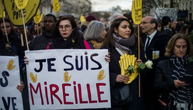 Απάντηση των Γάλλων στον αντισημιτισμό με “Λευκή Πορεία” – Γιατί αποχώρησαν η Λεπέν και ο Μελανσόν
