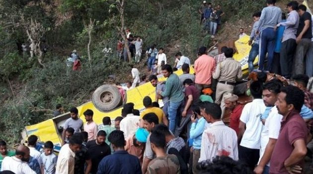 Τραγωδία: Σχολικό λεωφορείο έπεσε σε γκρεμό – 26 παιδιά έχασαν τη ζωή τους