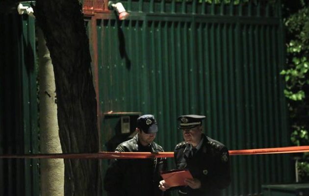 Με λεωφορείο έφθασαν τα μέλη του Ρουβίκωνα στο τουρκικό προξενείο (βίντεο)