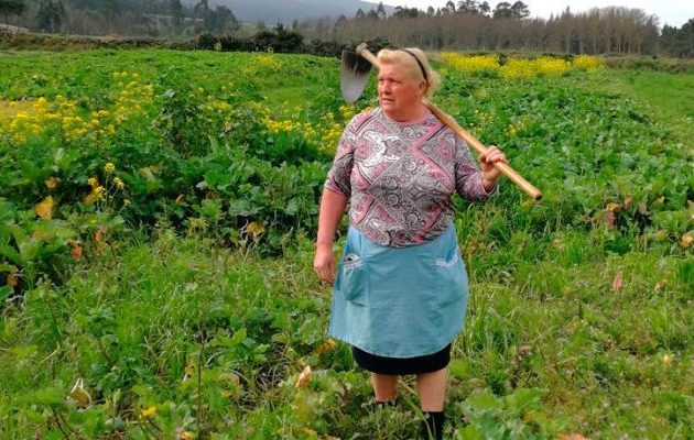 Έπος: Αγρότισσα πήγε να τσαπίσει και βρέθηκε… “αδελφή” του Τραμπ (φωτο)