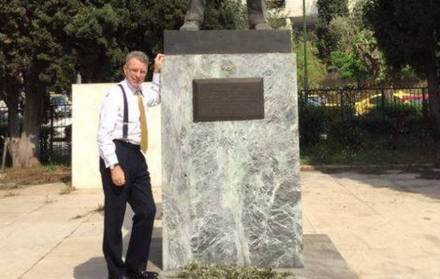 Στο άγαλμα του Τρούμαν ο Αμερικανός πρέσβης μετά τα επεισόδια – Τι έγραψε στο Twitter (φωτο)