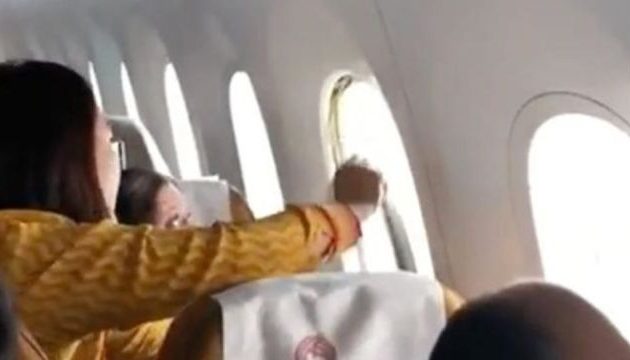 Πανικός στον αέρα: Έβλεπαν αεροσυνοδό να προσπαθεί να… “κολλήσει” παράθυρο (βίντεο)