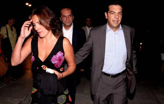 Αλέξης Τσίπρας-Μπέτυ Μπαζιάνα: Το φιλί μετά την Ανάσταση (βίντεο)