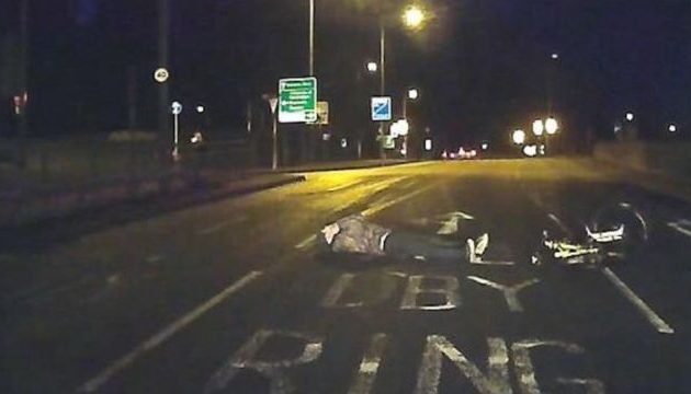 Ξάπλωσε στο δρόμο για να το παίξει θύμα αλλά το κόλπο δεν του βγήκε (βίντεο)