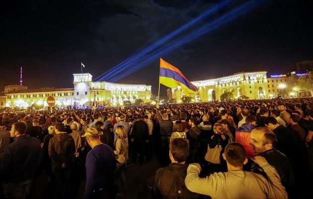 Βαθαίνει η πολιτική κρίση στην Αρμενία μετά την παραίτηση Σαρκισιάν