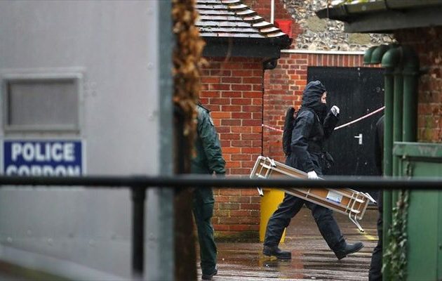 Βρετανοί αστυνομικοί με προστατευτικές στολές στην παμπ που είχε πάει ο Σκριπάλ