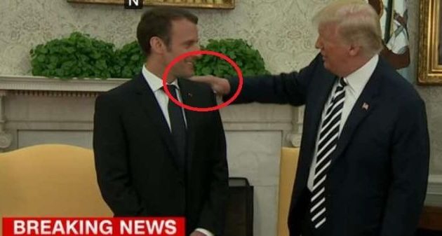 Σόου Τραμπ: Τίναξε… πιτυρίδα από το μαύρο σακάκι του Μακρόν (βίντεο)