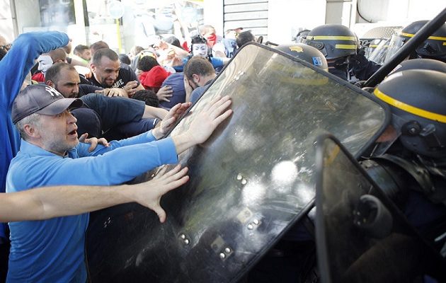 Ξύλο μεταξύ διαδηλωτών και αστυνομίας στο Παρίσι για την πολιτική του Μακρόν (φωτο)