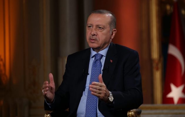 Ερντογάν: Οι Αμερικανοί δεν δέχονται τα λεφτά μας για να μας πουλήσουν όπλα και τα δίνουν τζάμπα στους Κούρδους