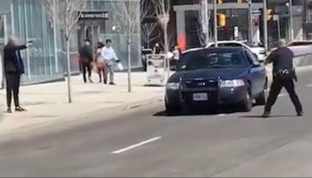 «Σκότωσέ με!» φώναζε ο μακελάρης του Τορόντο – Η θαρραλέα αντίδραση του αστυνομικού (βίντεο)