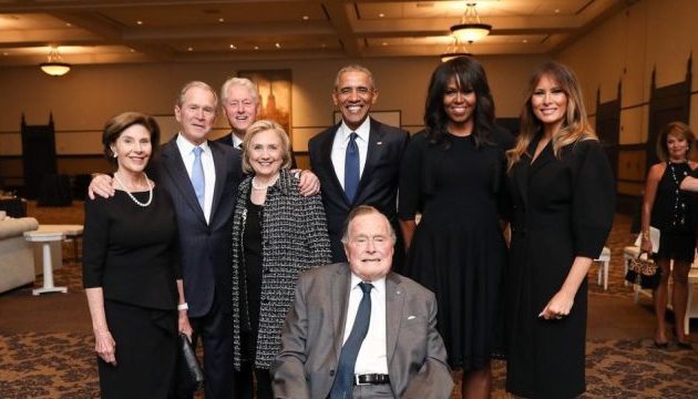 Δεν είναι φωτομοντάζ: Ηγέτες σκάνε στα γέλια στην… κηδεία της Μπάρμπαρα Μπους (φωτο)