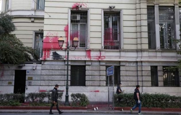 Συνελήφθη ένας του «Ρουβίκωνα» για την επίθεση με μπογιές στη Γαλλική Πρεσβεία