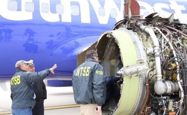 Κινητήρας αεροπλάνου εξερράγη, έσπασε παράθυρο και «ρούφηξε» γυναίκα (φωτο+βίντεο)