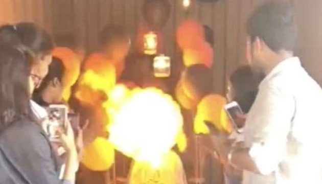 Πώς λαμπάδιασε από το κερί της τούρτας της δίπλα σε μπαλόνια “βόμβες” (φωτο+βίντεο)