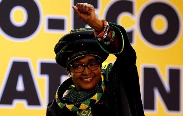 Πέθανε η πρώην σύζυγος του ιστορικού ηγέτη της Ν. Αφρικής Νέλσον Μαντέλα