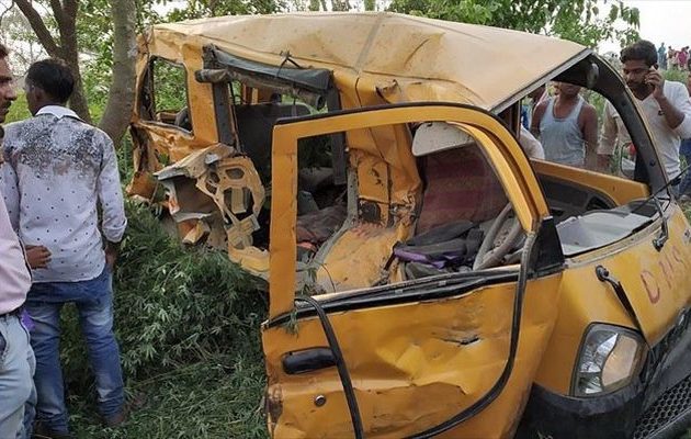 Τραγωδία στην Ινδία: 13 παιδιά νεκρά από σύγκρουση σχολικού λεωφορείου με τρένο