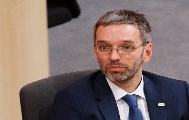 Αυστριακός ακροδεξιός υπουργός ζητά να απαγορευθεί η είσοδος προσφύγων στην Ευρώπη
