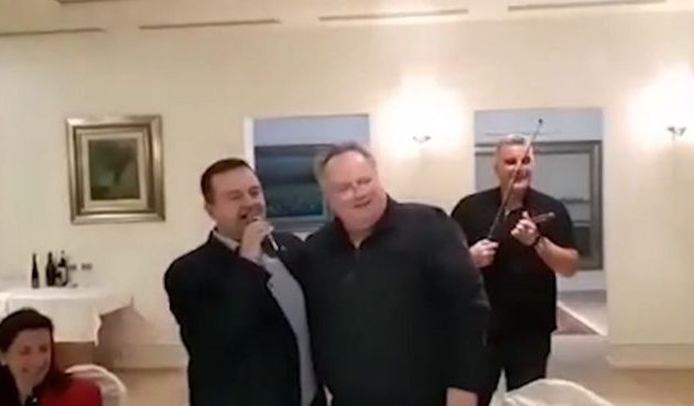 Η έπληξη του Σέρβου ΥΠΕΞ στον Κοτζιά: Τραγουδά σε άπταιστα ελληνικά και σπάει πιάτα! (βίντεο)