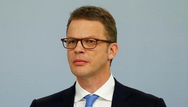 Ποιος είναι ο “σκληρός” Γερμανός που αναλαμβάνει την Deutsche Bank και καταργεί χιλιάδες θέσεις εργασίας