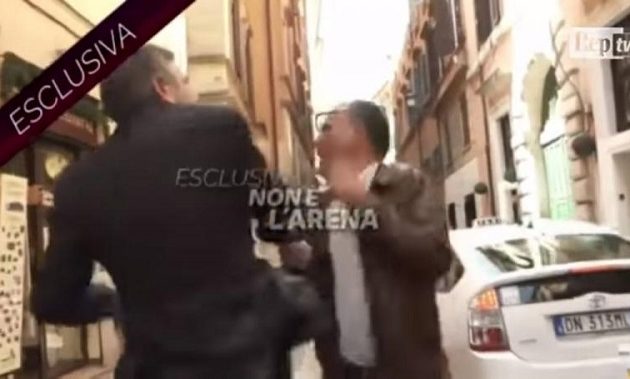 Ιταλός πρώην υπουργός χαστούκισε δημοσιογράφο γιατί ενοχλήθηκε από τις ερωτήσεις (βίντεο)