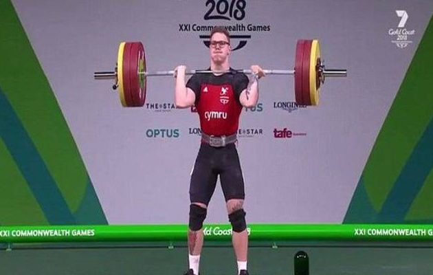 Σοκ με αρσιβαρίστα που επιχειρεί να σηκώσει τη μπάρα και πέφτει κάτω τρέμοντας (βίντεο)