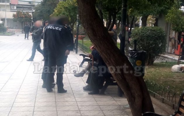 Συνελήφθη 40χρονη Αλβανίδα που «ψώνιζε» παππούδες σε πλατεία της Λαμίας