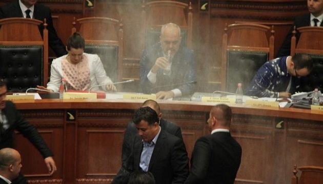 Βουλευτές της αντιπολίτευσης αλεύρωσαν τον Ράμα μέσα στη Βουλή (βίντεο)