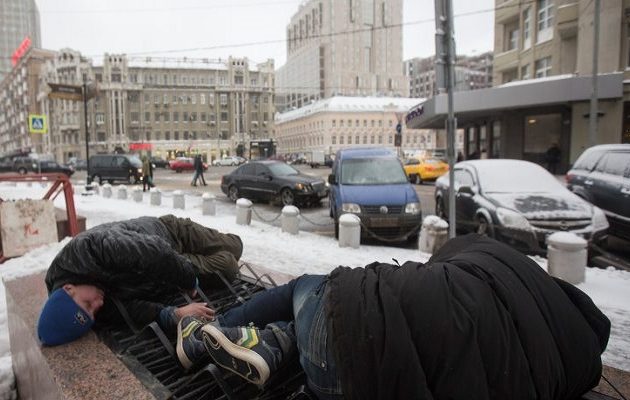 Ο Μεντβέντεφ απολογήθηκε για τη φτώχεια στην Ρωσία – “Δεν καταφέραμε να τη νικήσουμε”