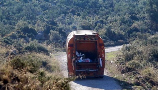 Τραγωδία με νεκρούς στην Τήνο – Απορριμματοφόρο έπεσε σε γκρεμό 100 μέτρων