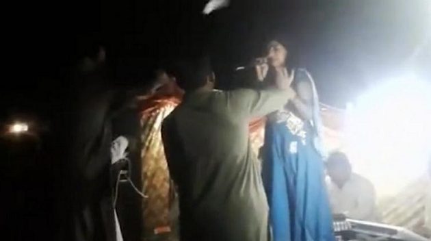 Δολοφόνησαν εν ψυχρώ έγκυο τραγουδίστρια πάνω στη σκηνή (βίντεο)