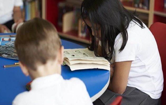 Σοκ στη Βρετανία: Mαθητές ζουν από τα συσσίτια