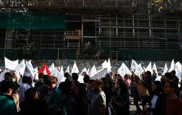 Οι Χιλιανοί βγήκαν στους δρόμους και διαδήλωσαν για τις συντάξεις α λα… Πινοσέτ