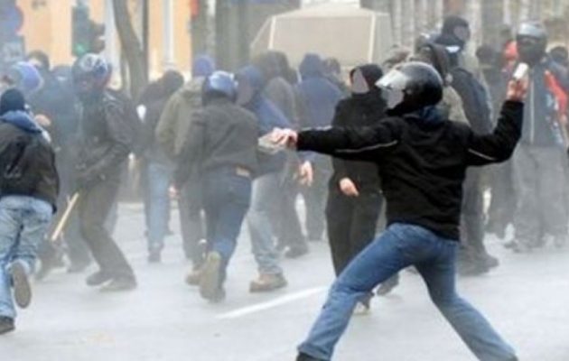 Άγριες συμπλοκές  μεταξύ οπαδών στην Πλατεία Καραϊσκάκη