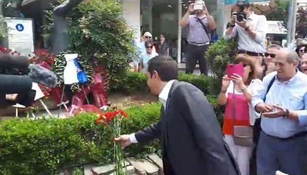 Συγκινητικές στιγμές: O Aλέξης Τσίπρας στο μνημείο του Γρ. Λαμπράκη (βίντεο)