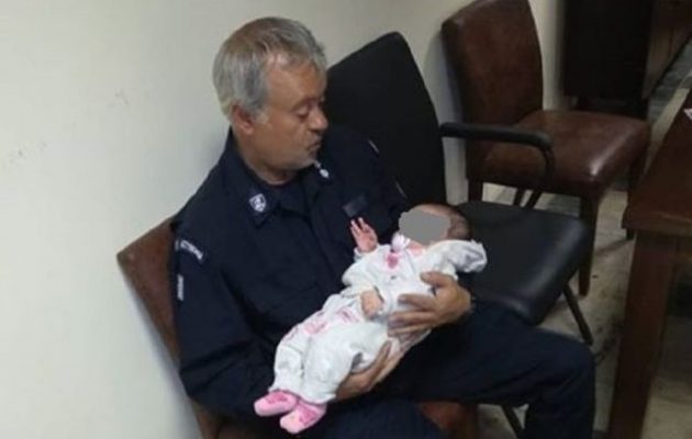Αστυνομικοί προσέχουν μωράκι την ώρα που δικάζεται η μητέρα του (φωτο)