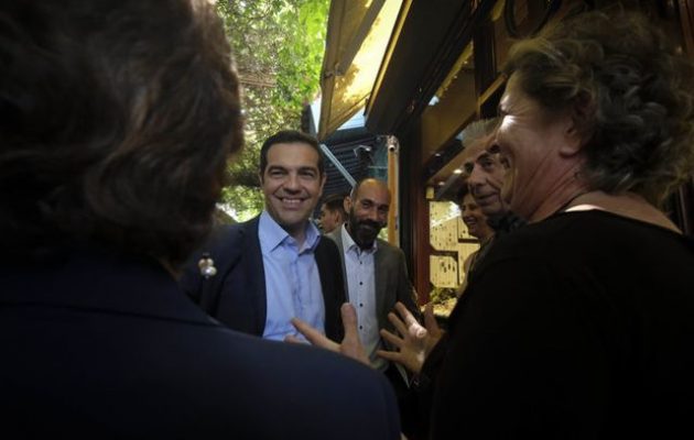 Ο Τσίπρας άκουσε τα προβλήματα των Λημνιών – Τι συζήτησε στα σοκάκια