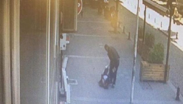 Χτυπούσε τη γυναίκα του στο δρόμο στην Κωνσταντινούπολη μέχρι που τον «περιέλαβαν» (βίντεο)