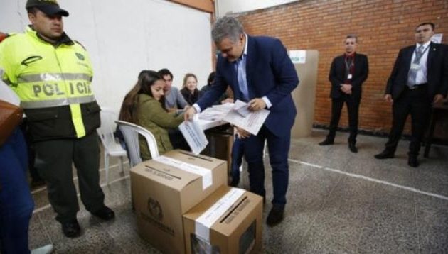 Προβάδισμα του δεξιού υποψηφίου στην Κολομβία λίγο πριν τις εκλογές – Τι έδειξε δημοσκόπηση