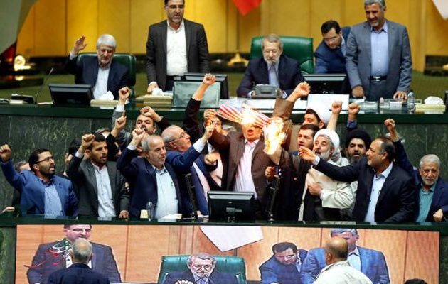 Ιρανοί βουλευτές καίνε σημαία και φωνάζουν «θάνατος στην Αμερική» (βίντεο)