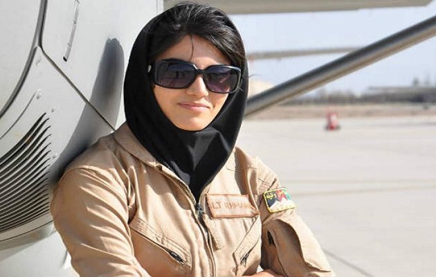 Άσυλο στις ΗΠΑ έλαβε η πρώτη γυναίκα πιλότος του Αφγανιστάν