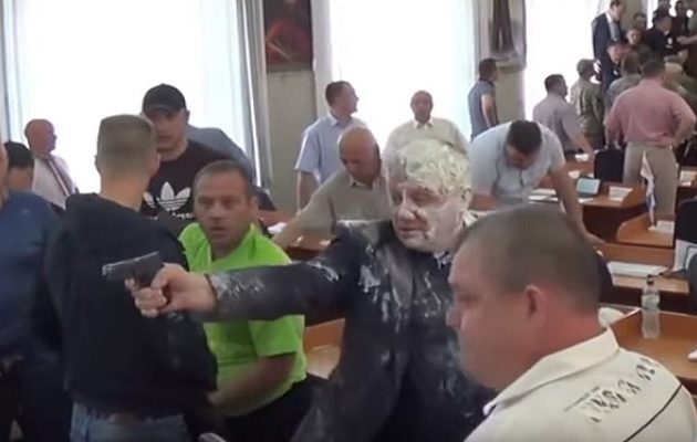 Ουκρανός πολιτικός άνοιξε πυρ σε νεοναζί (βίντεο)