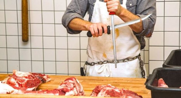 Σπάρτη: Έψαχναν κρεοπώλη και τον βρήκαν κρεμασμένο μέσα στο ψυγείο