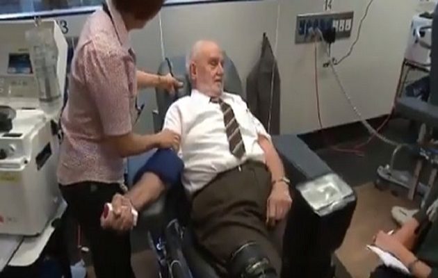 Πώς ένας 81χρονος Αυστραλός έσωσε πάνω από δύο εκατομμύρια βρέφη